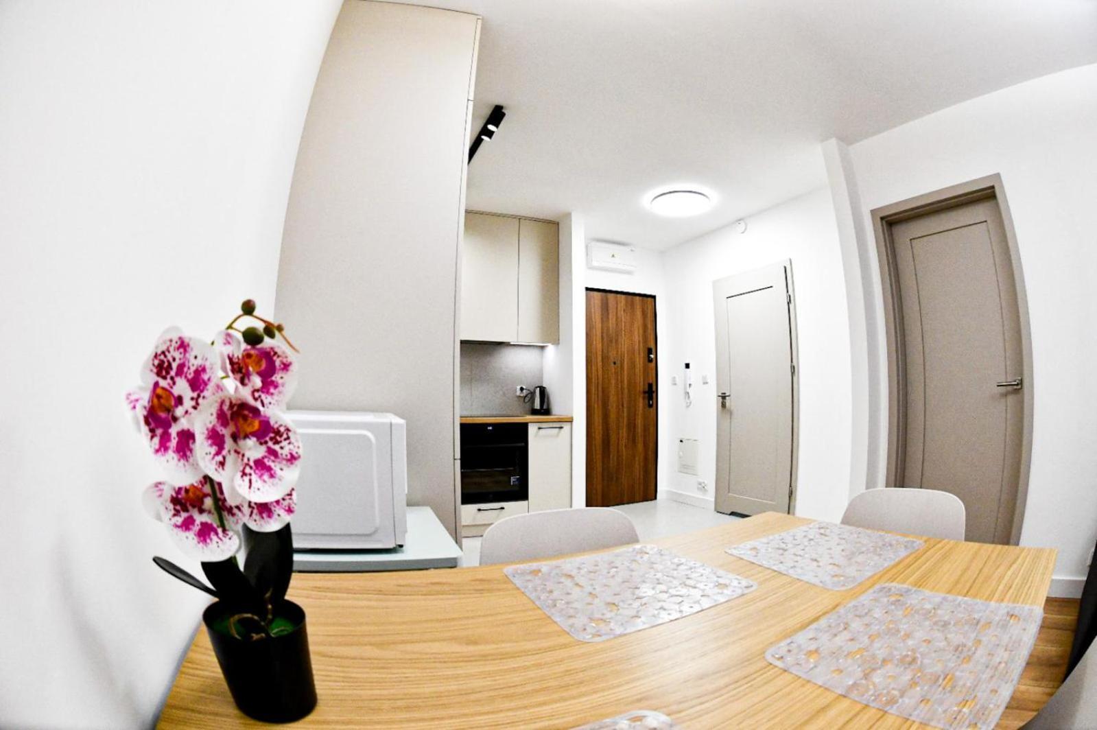 Elegant Two-Room Apartment, Sleeps 4, Near Turon Arena, With Balcony Красков Екстериор снимка